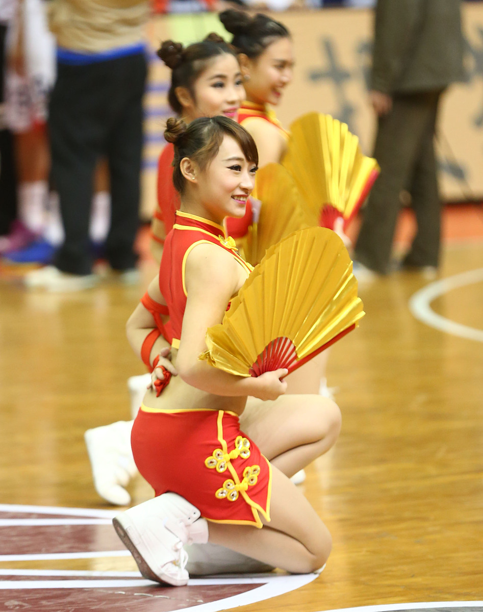 开云体育-关于穆古鲁扎回归赛场，赛事规则更新首场状态亮眼，美国队观众沸腾！的信息