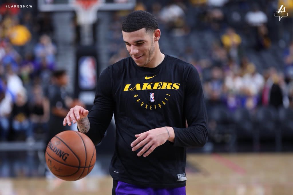 开云体育-Rookie回归赛场，大胜首场状态亮眼，湖人观众沸腾！的简单介绍